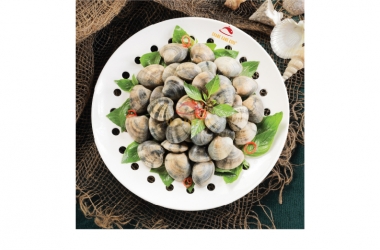 GREEN QUAHOG CLAMS STEAMED WITH SWEET BASIL