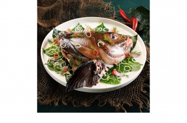 ĐẦU CÁ HÔ TIẾN VUA HẤP LÁ LỐT