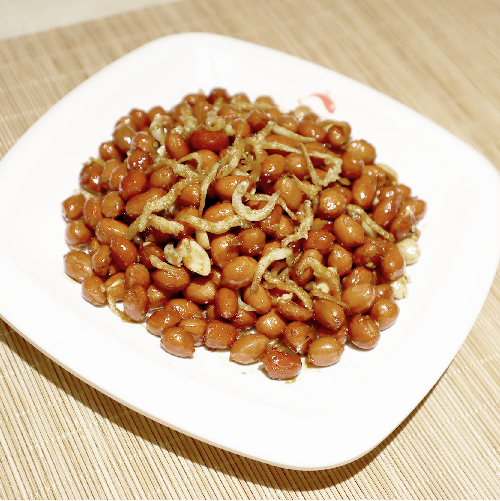 Cá cơm và đậu phộng chiên giòn